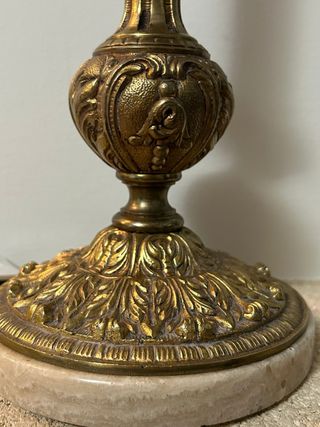 Lámpara de mesa dorada sin tulipa