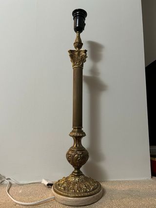 Lámpara de mesa dorada sin tulipa