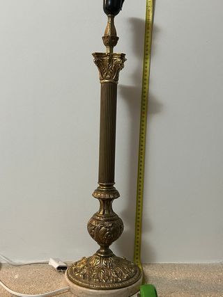 Lámpara de mesa dorada sin tulipa