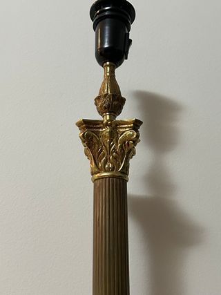 Lámpara de mesa dorada sin tulipa