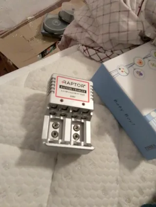 Cargador de Pilas Raptor AA y AAA