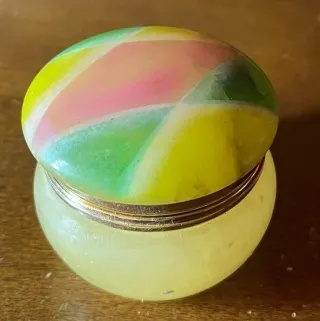 Portagioie in alabastro con coperchio decorato