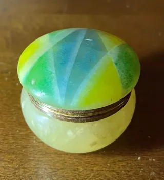 Portagioie in alabastro con coperchio decorato