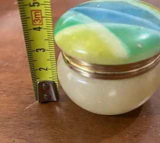 Portagioie in alabastro con coperchio decorato