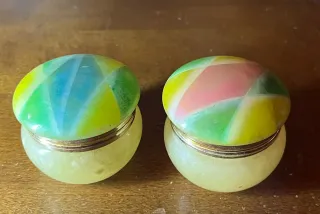 Portagioie in alabastro con coperchio decorato