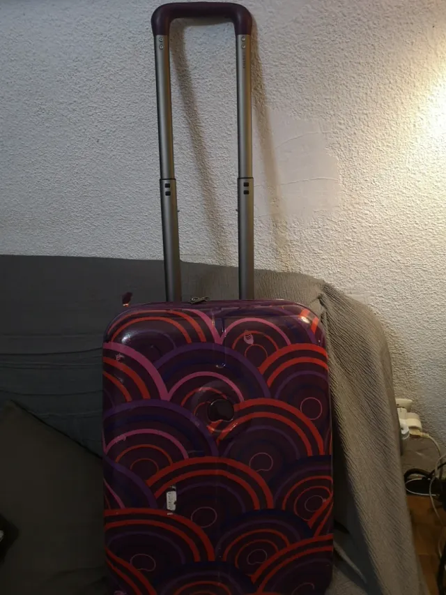 Maleta pequeña con diseño de círculos