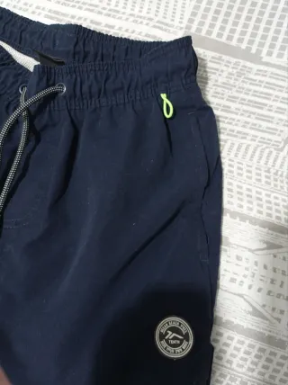 Confezione da 2 costumi da bagno per bambini di Olaian (Decathlon) e Thent (Décimas)