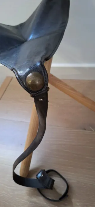 Asiento trípode plegable