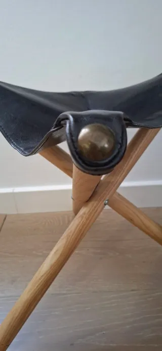 Asiento trípode plegable