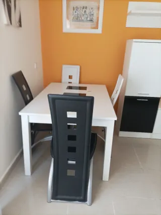 Mesa blanca con 4 sillas modernas