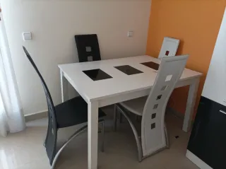 Mesa blanca con 4 sillas modernas