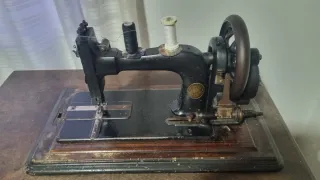 Máquina de coser antigua marca Pfaff