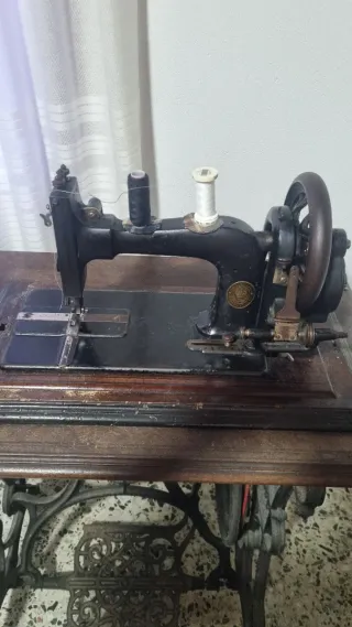 Máquina de coser antigua marca Pfaff