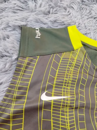Camiseta Nike Fit 90 Gris y Amarillo