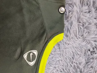 Camiseta Nike Fit 90 Gris y Amarillo
