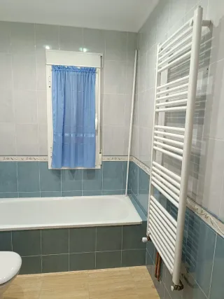 Piso bajo con ascensor en alquiler.