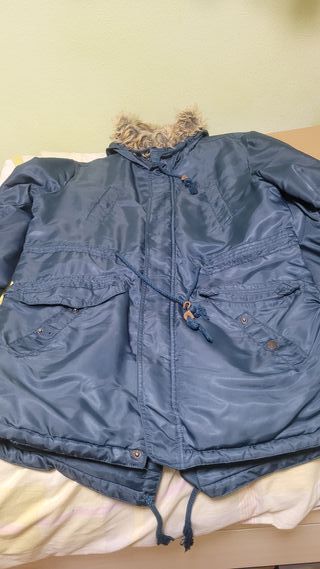 Chaquetón azul con capucha y pelo