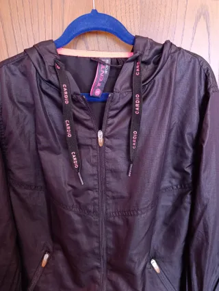 Chaqueta Deportiva Negra TENT con Capucha