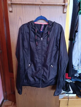 Chaqueta Deportiva Negra TENT con Capucha