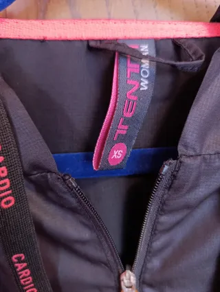 Chaqueta Deportiva Negra TENT con Capucha