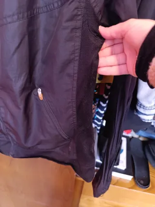 Chaqueta Deportiva Negra TENT con Capucha