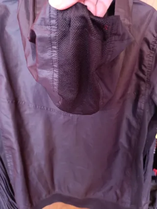 Chaqueta Deportiva Negra TENT con Capucha