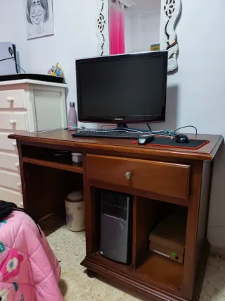 Escritorio de madera marrón