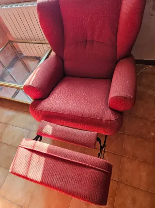 Butaca articulada con repisa pies 55€, sofá  40€