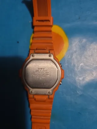 Reloj Casio Naranja y Plateado