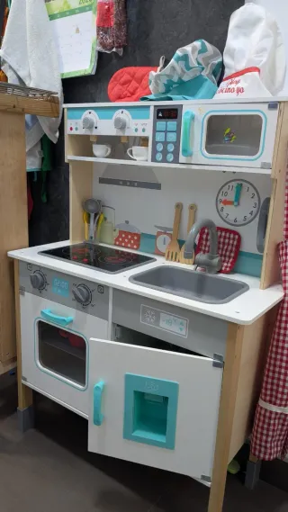 Cocinita de juguete de madera con accessorios