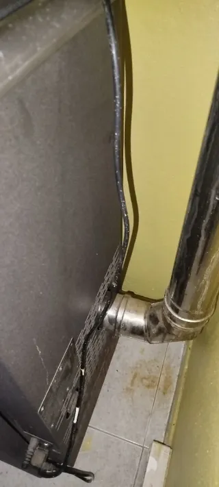 Estufa de pellets negra y gris