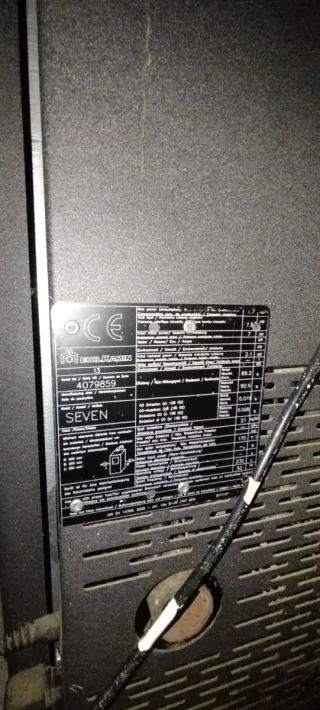 Estufa de pellets negra y gris