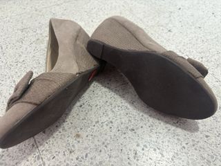 Zapatos de tacón beige con lazo