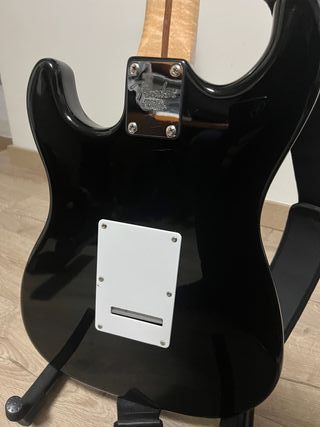Guitarra Eléctrica Fender Stratocaster Negra