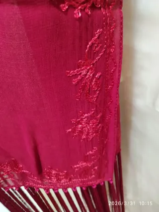 Chal rojo con flecos