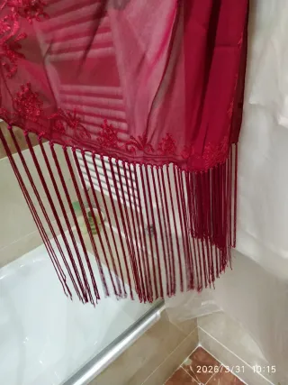 Chal rojo con flecos