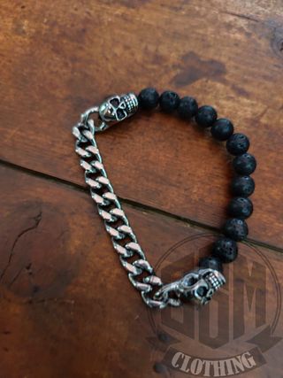 Bracciale con teschi e pietre laviche