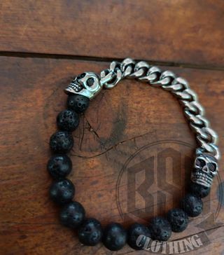 Bracciale con teschi e pietre laviche