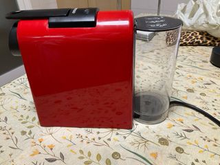Cafetera Nespresso DeLonghi Roja.