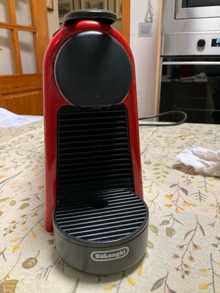 Cafetera Nespresso DeLonghi Roja.