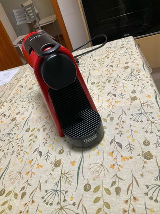 Cafetera Nespresso DeLonghi Roja.