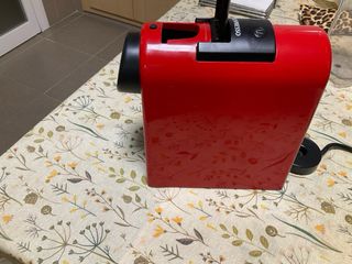 Cafetera Nespresso DeLonghi Roja.
