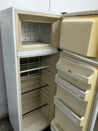 Nevera y cocina de gas butano