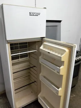 Nevera y cocina de gas butano