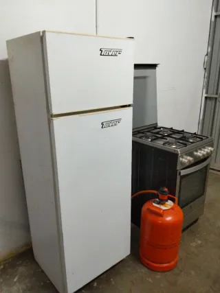 Nevera y cocina de gas butano