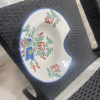 Vacia barbería cerámica pintada