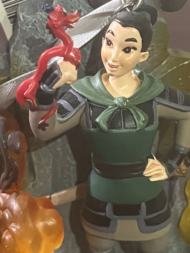 Adorno Mulan (Ping) y Mushu disney store