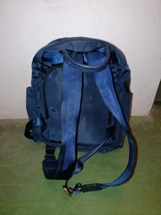 Mochila Parfois Azul Marino con Detalles Dorados