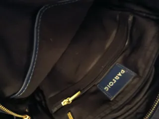 Mochila Parfois Azul Marino con Detalles Dorados