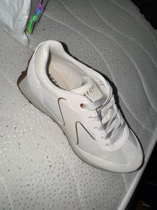 Zapatillas Skechers Beige y Dorado nuevas con caja